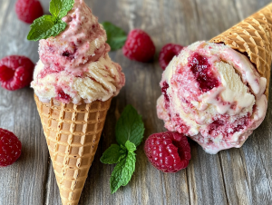 Himbeer-Joghurt-Eis im BezGluten Hörnchen