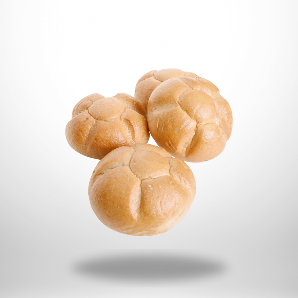 Vier goldbraune, handgeformte Lucky Grain Knopf-Brötchen, glutenfrei und frisch gebacken, ohne Milch, Ei, Nüsse oder Sesam.