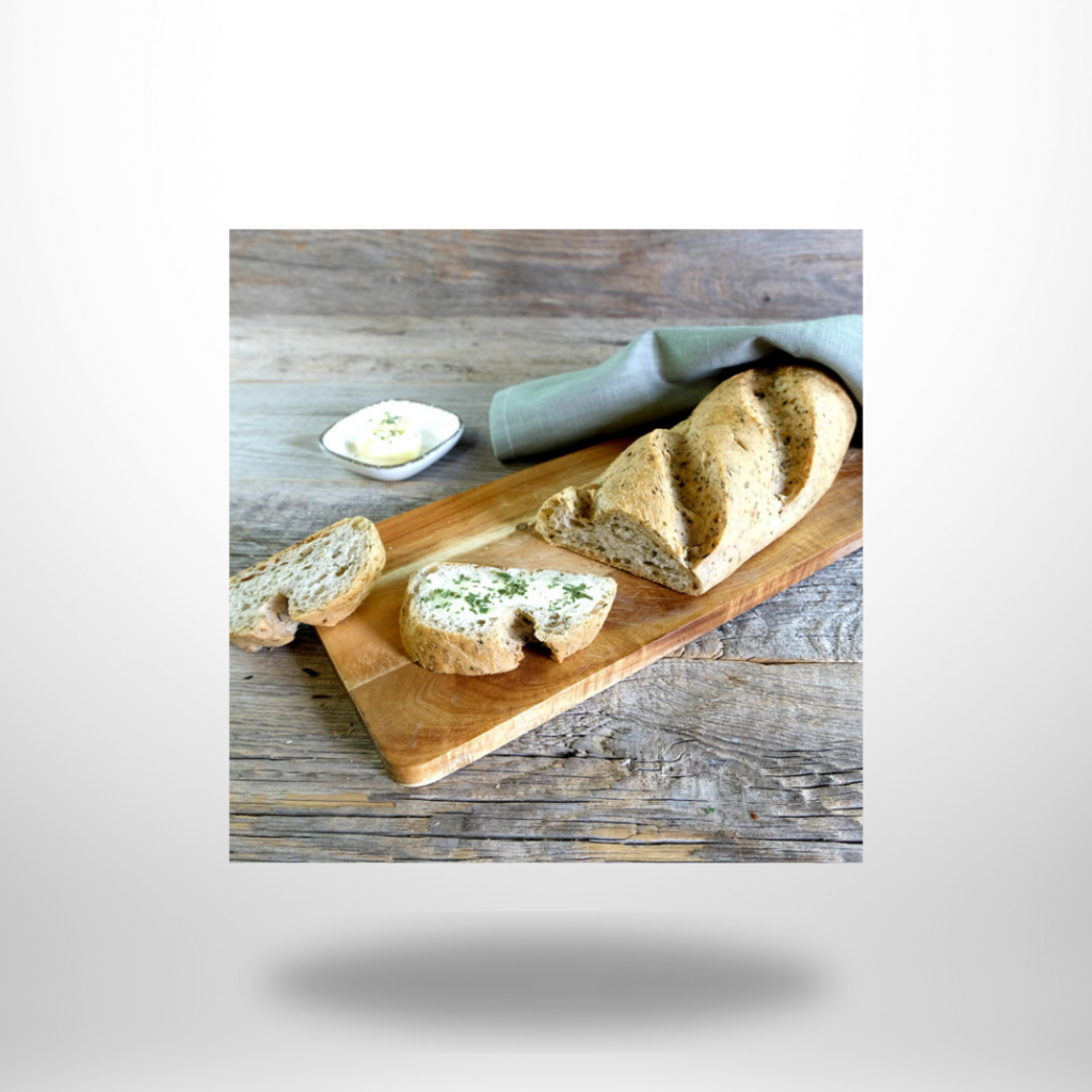 Frisch gebackenes Hammermühle Kräuterbaguette (240 g) mit Majoran, Bärlauch & Thymian – glutenfrei, vegan, steinofenknusprig. Aromatisch, leicht & perfekt für Brotzeit oder Grillabend.